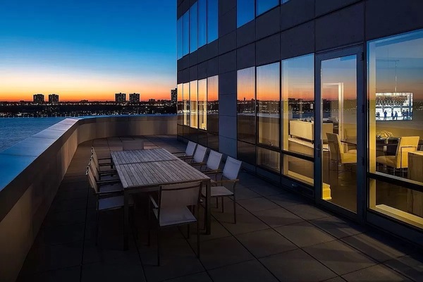 50 Riverside Blvd #17E