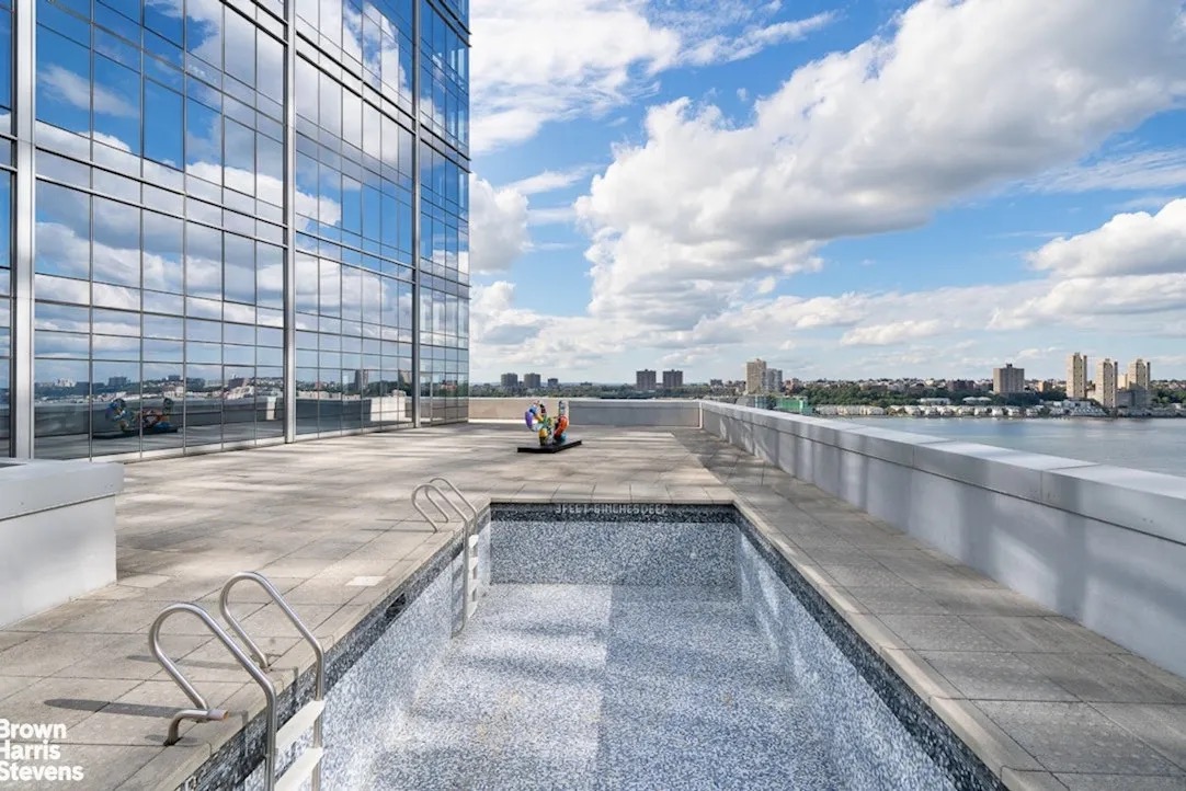 50 Riverside Blvd #21A
