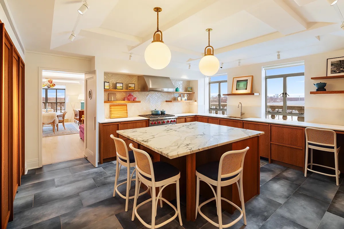 140 Riverside Dr #19HO