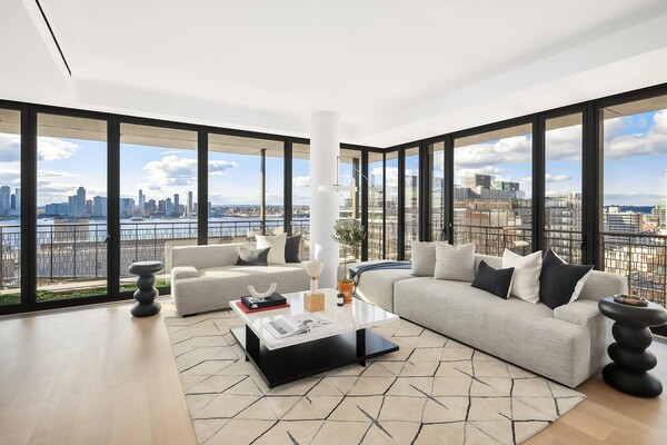 100 Vandam St #6B