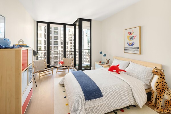100 Vandam St #6B